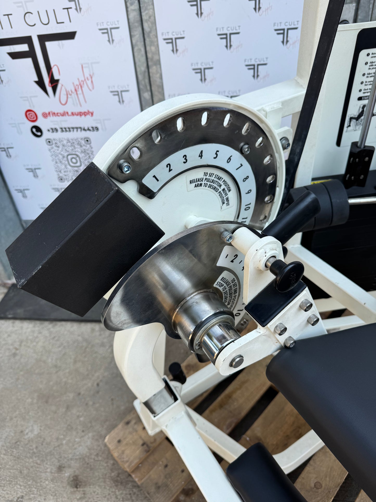 Cybex VR2 Leg Extension