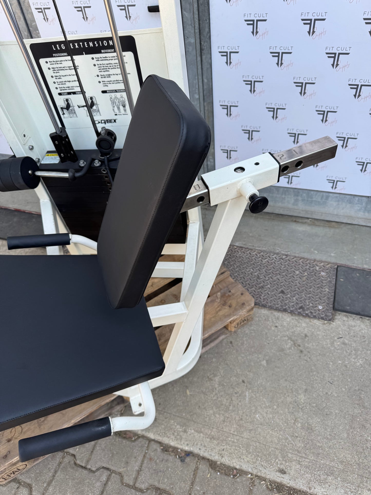 Cybex VR2 Leg Extension
