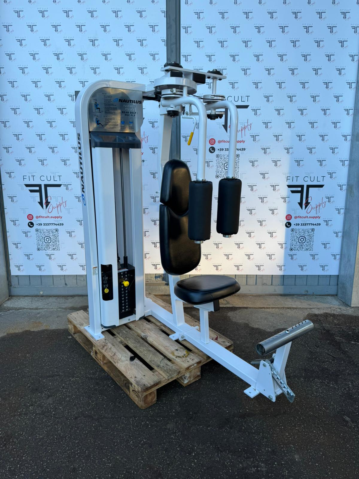 Nautilus nitro rear delt/peck fly