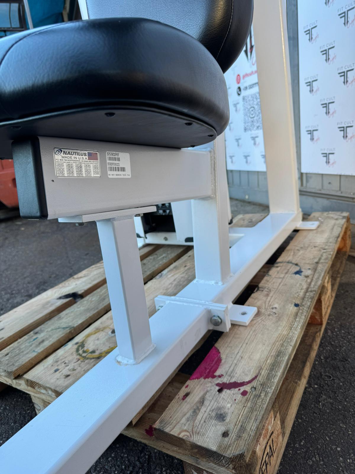 Nautilus nitro rear delt/peck fly