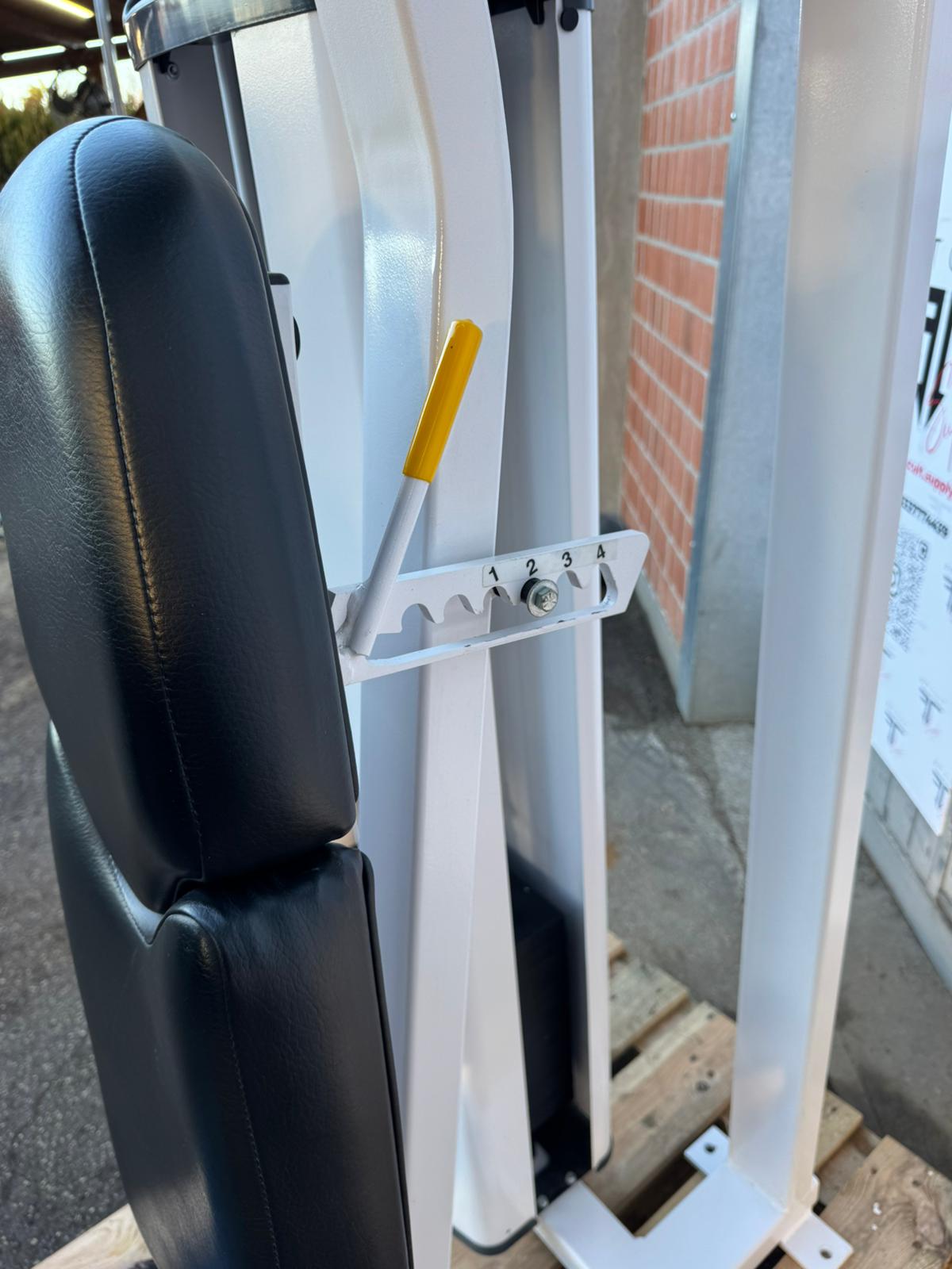 Nautilus nitro rear delt/peck fly