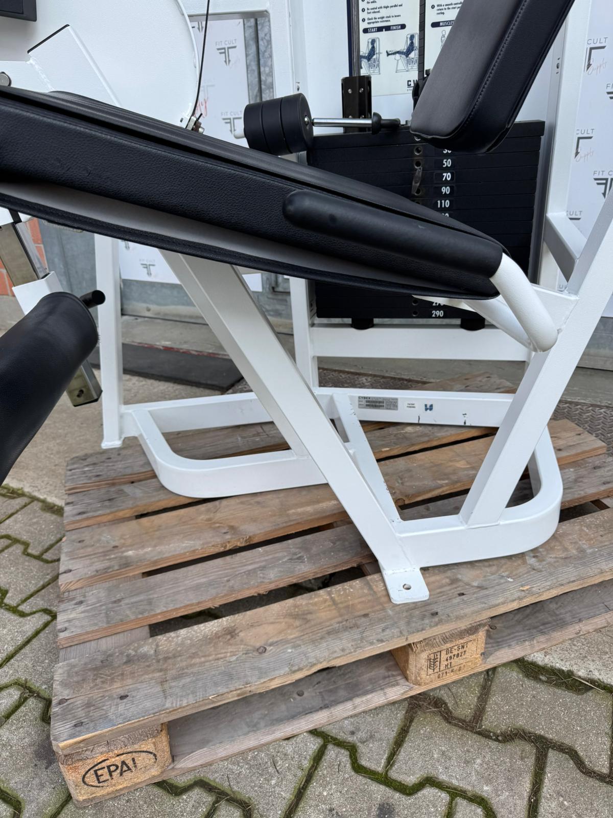 Cybex VR2 Leg Extension